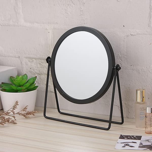 Nordisk internetberømthed desktop makeup spejl sort kort