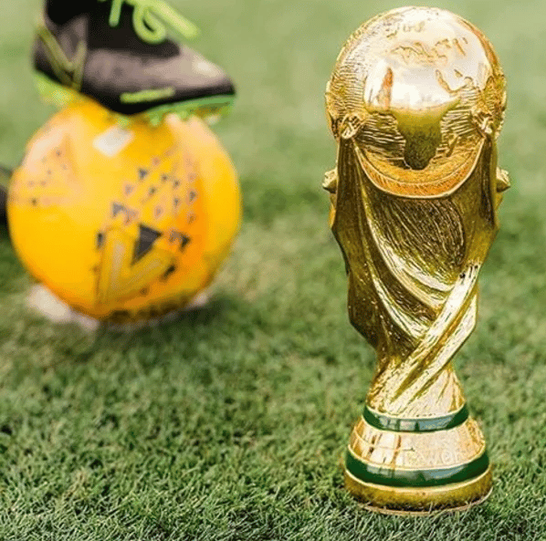 VM-trofæ, harpiksreplika af VM-fodboldtrofæet, souvenir samleobjekt, fan-gave.