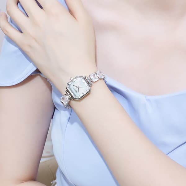 Nytt exklusivt diamantarmbandsur för kvinnor, diskret lyx, nischmode, damklocka i sockerbitsstil.