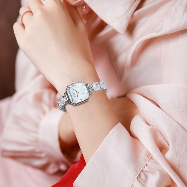 Nytt exklusivt diamantarmbandsur för kvinnor, diskret lyx, nischmode, damklocka i sockerbitsstil.