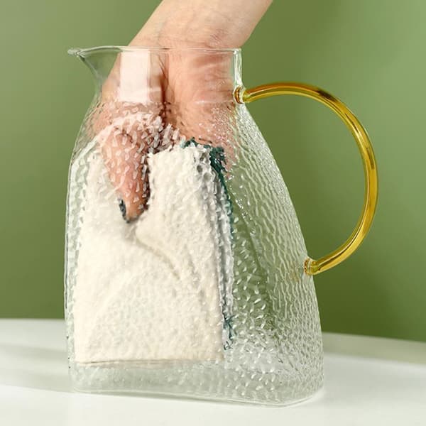 Läpinäkyvä 1800 ml mehukannu
