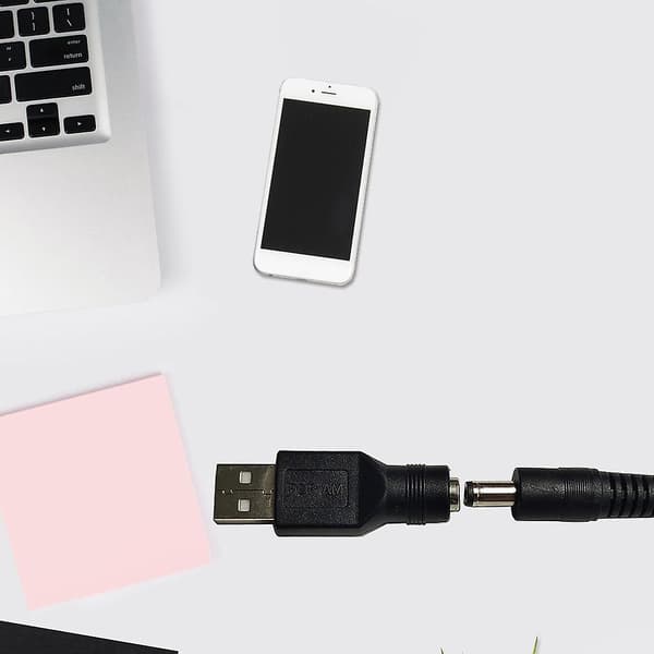 Musta USB-DC-adapteri USB 2.0 A naaras-DC 5.5x2.1mm virtasovitin