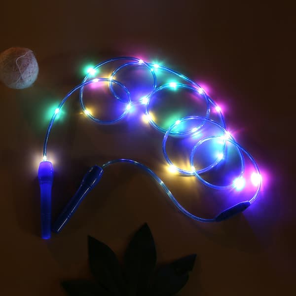 LED hoppetau, justerbar lengde, 3 lysmoduser, justerbar hastighet.