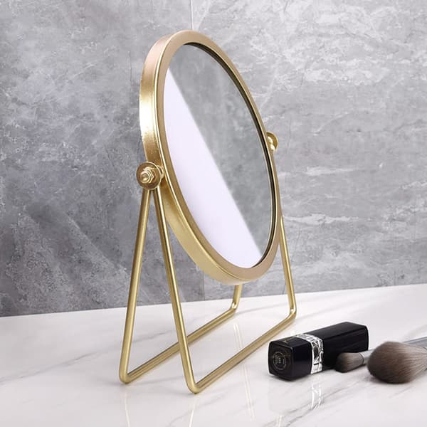 Nordisk internetberømthed desktop makeup spejl sort kort