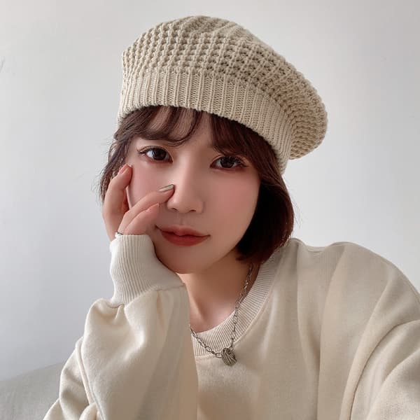 Farverig strikket baret - beige - medium (56-58cm)