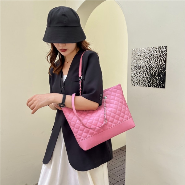 Stor kapacitet väska för kvinnor Ny avancerad textur nisch Rhombus kedja Sommarklass pendlarväska Tote Bag Pink