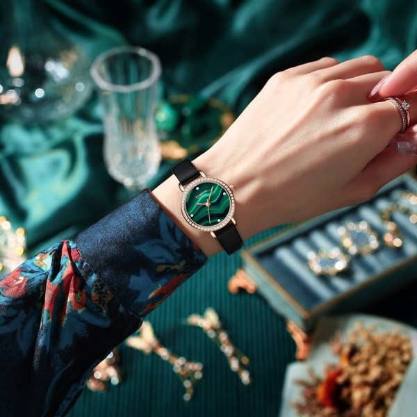 2021 CURREN Fashion Luxury Stars Damklocka med Starry Sky Dial Läderklocka Strassarmbandsur Dam green box