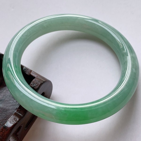 Naturlig burmesisk A Jade Armband Ice Glutinous Mörkgröna Flytande Blommor Ljus Yang Grön Jade Hand 61to62mm