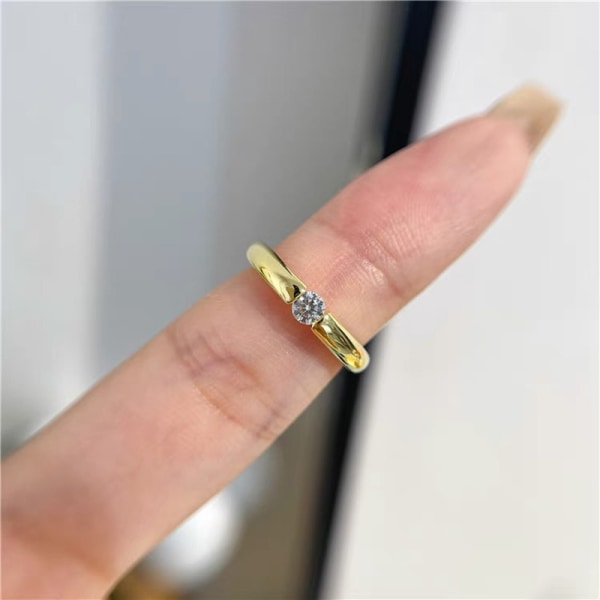 Fin Gult Guld Färg Ring med inloggningsuppgifter Allergifri tibetansk Silver Ring Solitaire 1 karat zirkonsten Bröllopsring R16 12