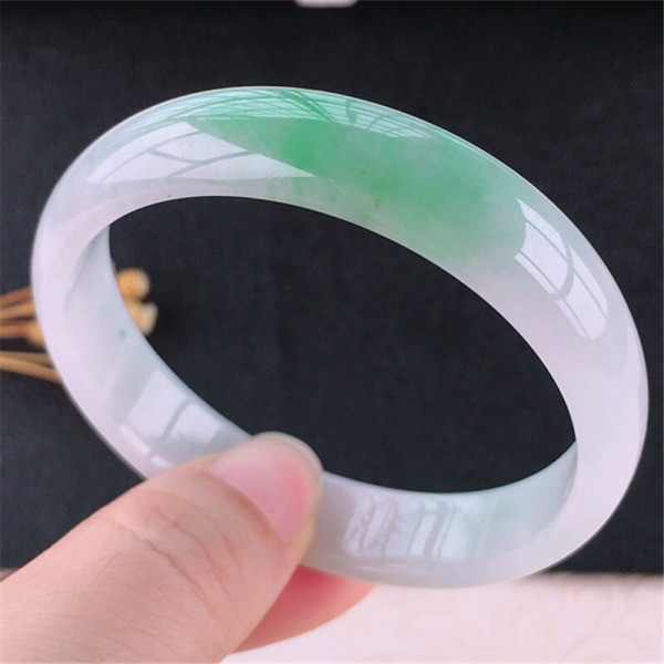 Naturlig burmesisk is klibbig grön jadearmband Guifei armband vårband Färgglad blommig jadearmband dam jade bred remsa 53to54mm