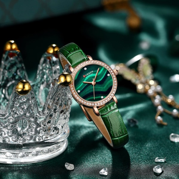 2021 CURREN Fashion Luxury Stars Damklocka med Starry Sky Dial Läderklocka Strassarmbandsur Dam green box