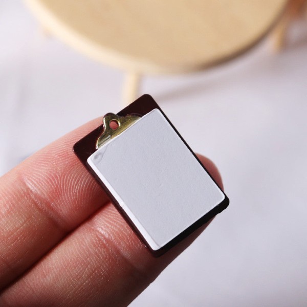 Mikrominiatyrmöbler Små småskaliga leksaksdockor hus DIY Decora Mini vitt papper skrivtavla klämma Tablet