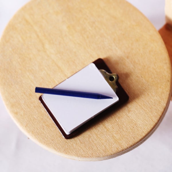 Mikrominiatyrmöbler Små småskaliga leksaksdockor hus DIY Decora Mini vitt papper skrivtavla klämma Tablet
