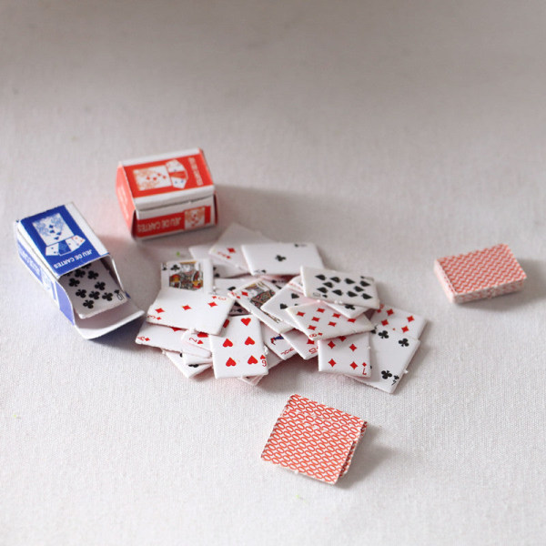 Mikro miniatyr möbler Små småskaliga leksaksdockor Hus DIY Decora Minispelkort Playing cards