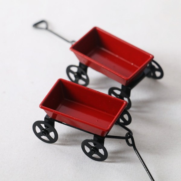 Micro Miniatyr Möbler Tiny Småskalig Leksak Doll House DIY Decora Mini Red Iron Small Pull Trailer Mini trailer