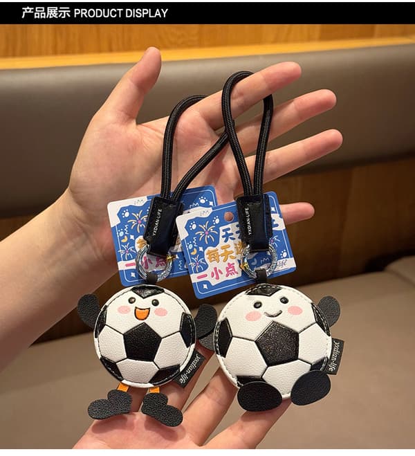 Fodboldnøgleringe, rygsækcharms og søde små accessories med VM-tema