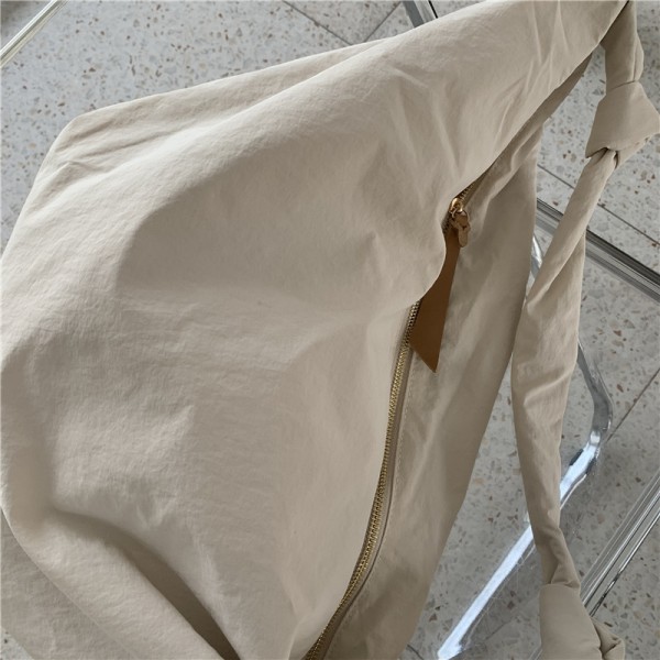 Valkoinen naisten laukku diagonaalinen olkalaukku jousinylon suuri kapasiteetti yksinkertainen retro ostoskassi