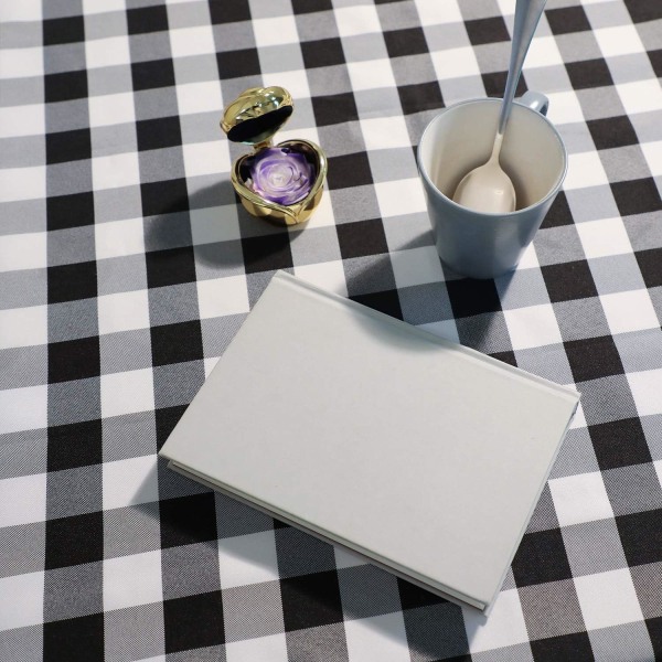 Mustavalkoinen puhveliruudullinen neliönmuotoinen pöytäliina