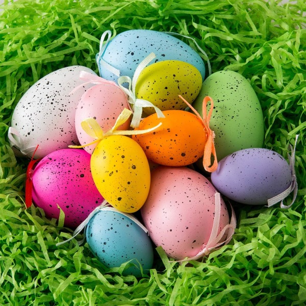 18 pääsiäismunia Värikkäitä, pääsiäisriippuvia koristeita muovia