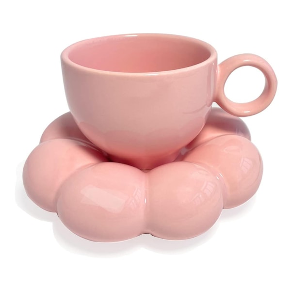 Vaaleanpunainen keraaminen kahvikuppi yhteensopivalla setillä, kukkalautanen