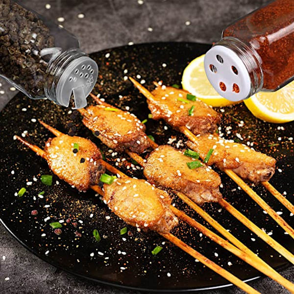 Maustepurkit, lasipurkit, kulmikkaat maustepurkit suppilolla, siveltimellä,