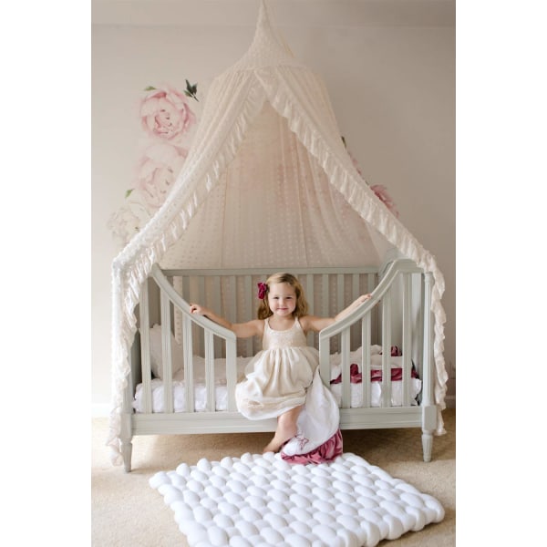 Elegant sänghimmel för barn - Chiffongnät i spets med Pom Pom