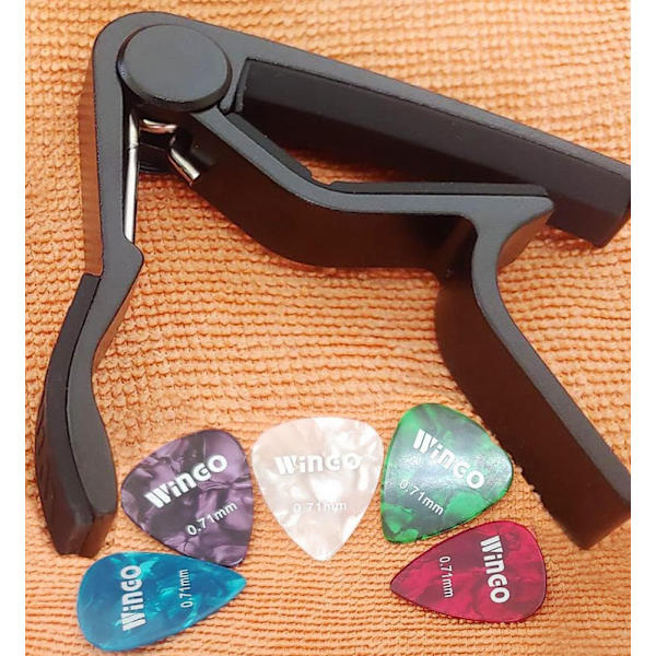 Gitarr Capo för akustiska och elektriska gitarrer med 5 plektrum gratis, svart
