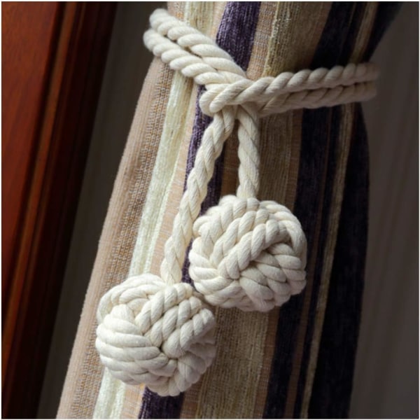 Ett par handgjorda gardiner knutna tillbaka, knuten gardinklämma tofs