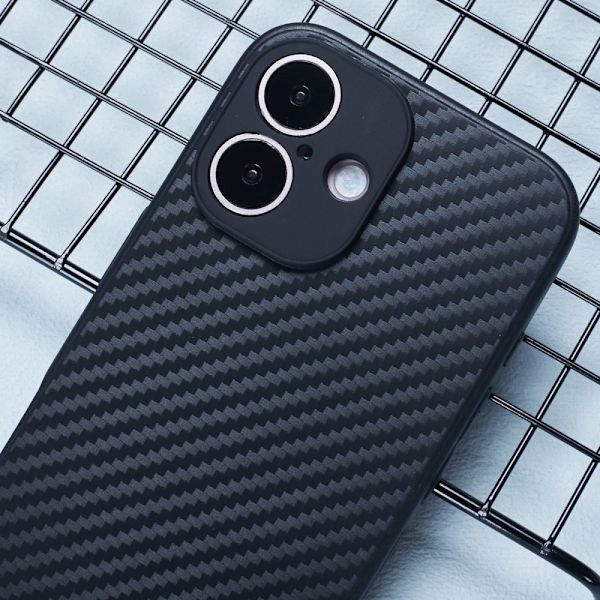 SKALO iPhone 16 Carbon Fiber TPU-suojakuori - Musta Black