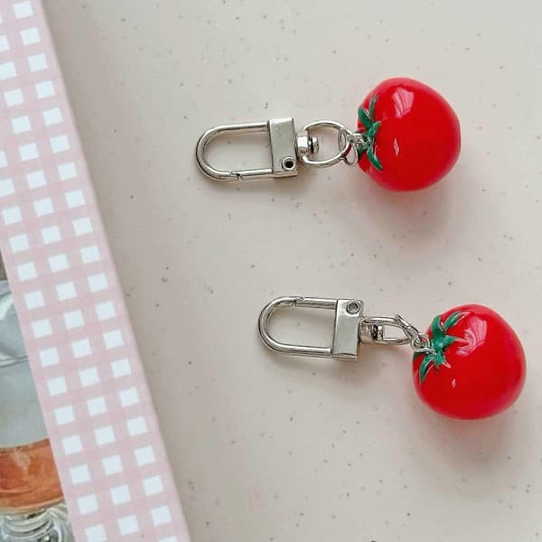 Stilfuld nøglering vedhæng med tomatform og søde pigebilleder samt bladaccent til trendy kvinder, damegaver red string tomatoes