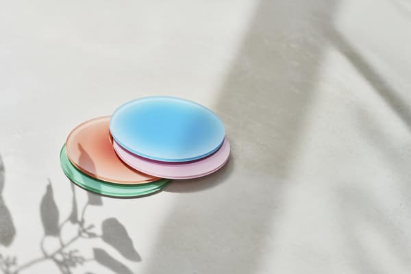 Sæt med 4 transparente, brudsikre coasters med gradientdesign, moderne stil.