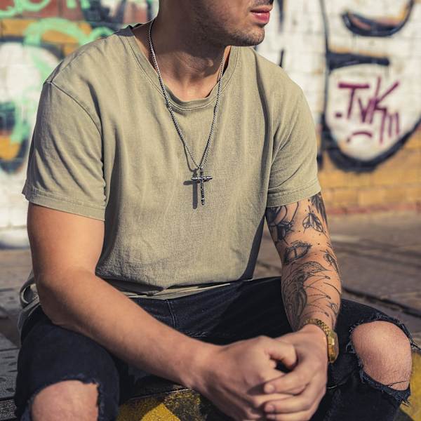 Halskæde i rustfrit stål til mænd i høj kvalitet, 23\" med vedhæng - Håndlavet surfer-smykke - anløber ikke og ruster ikke - Gave til mænd - U (sølv Vi Silver Vikings Cross