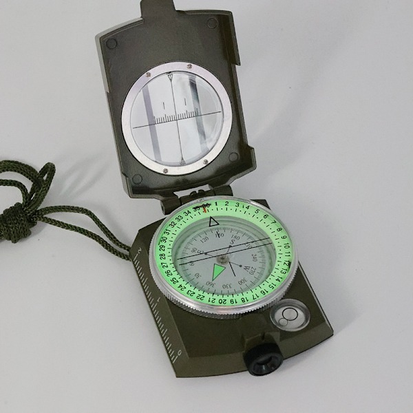 K4580 Amerikkalainen sinkkiseoskompassi monitoimikompassi retkeilyyn ulkoiluun vuorikiipeilyyn valokompassi