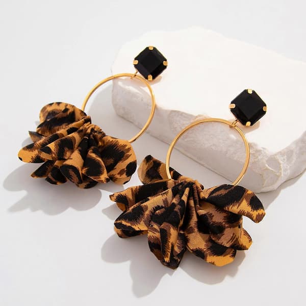 Chica Leopardmönstrade Tygörhängen Unika Leopardmönstrade Örhängen Prydnad Perfekt för Daglig Pendling och Sammankomster leopard print