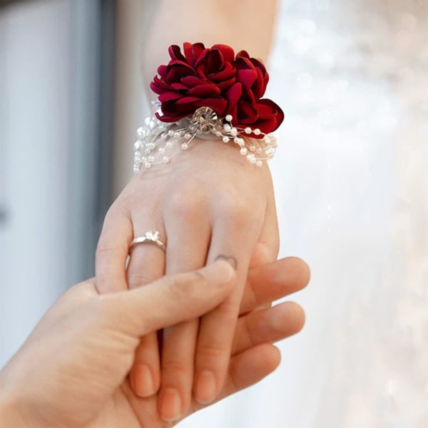 Tvådelat set med röda corsage rosor handledsblommor för bröllop och danser