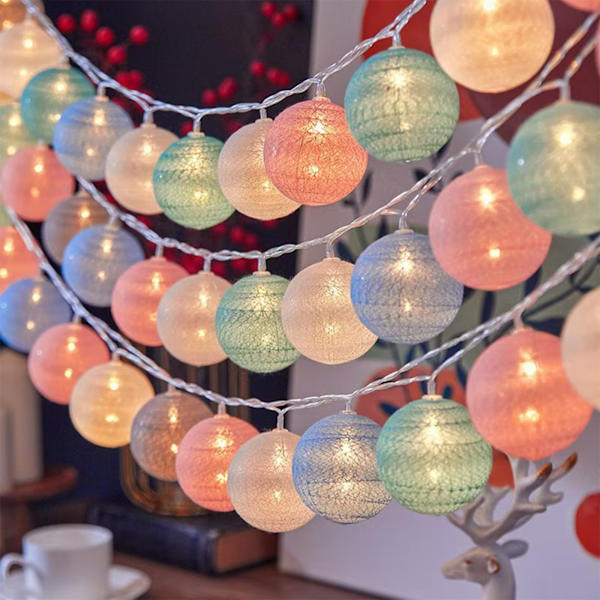 Lantern med bomullsdotter, 3 meter lang, 20 lys, makronfarger, 3 cm kuler