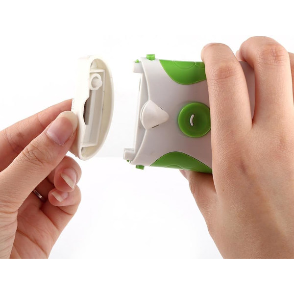 2 i 1 Elektrisk nagelklippare Bärbar Elektrisk nagelklippare Nageltrimmer Säker Manikyr Pedikyr Verktyg för Användning på Barn White and Green