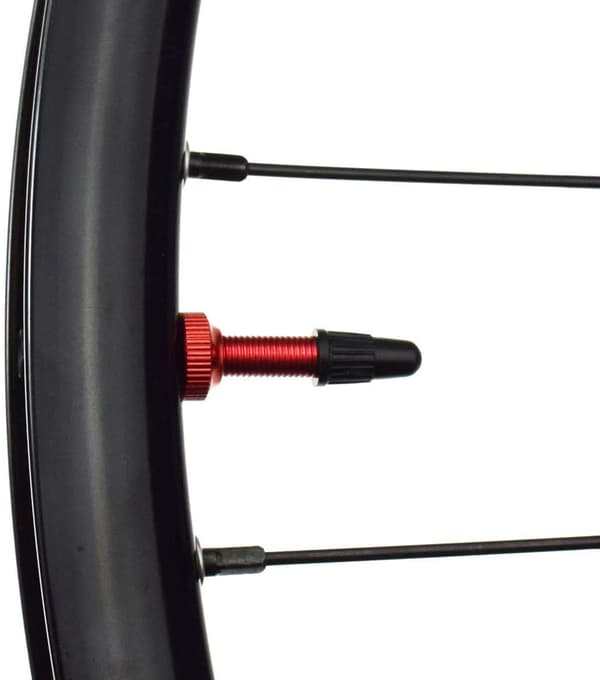 20 svarta ventilhattar i plast för cykel.