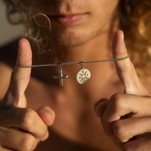 Miesten korkealaatuinen ruostumattomasta teräksestä valmistettu kaulaketju 23\" riipuksella - Käsintehty surffikoriste - ei tummu eikä ruostu - Lahja miehille - U (Silver Co Silver Compass & Cross