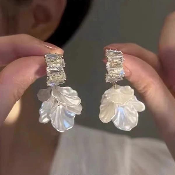 Elegante Shell Blomsterkvast Øreringe med Rhinestones Bærbart Tilbehør til Kvinders Bryllupper og Festligheder