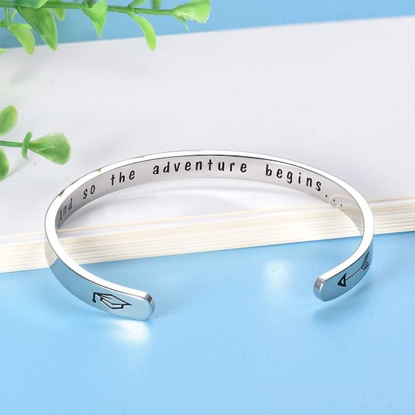 Vänskapsarmband för kvinnor - Inspirerande vänskapspresenter till bästa vän, motiverande manschettarmband för systrar, mamma, lärare, presenter 1And so the adventure beginsgrad