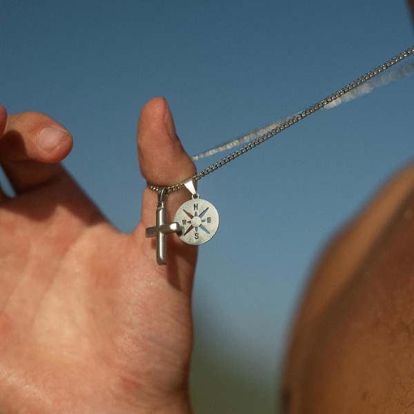 Miesten korkealaatuinen ruostumattomasta teräksestä valmistettu kaulaketju 23\" riipuksella - Käsintehty surffikoriste - ei tummu eikä ruostu - Lahja miehille - U (Silver Co Silver Compass & Cross