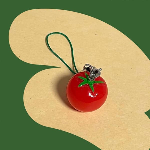 Stilfuld nøglering vedhæng med tomatform og søde pigebilleder samt bladaccent til trendy kvinder, damegaver red string tomatoes