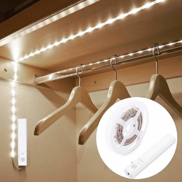 Sensor Garderobe Lys, 2M LED Strip Lys Nattlys, 6000K Kald Hvit, Automatisk På/Av, Batteridrevet