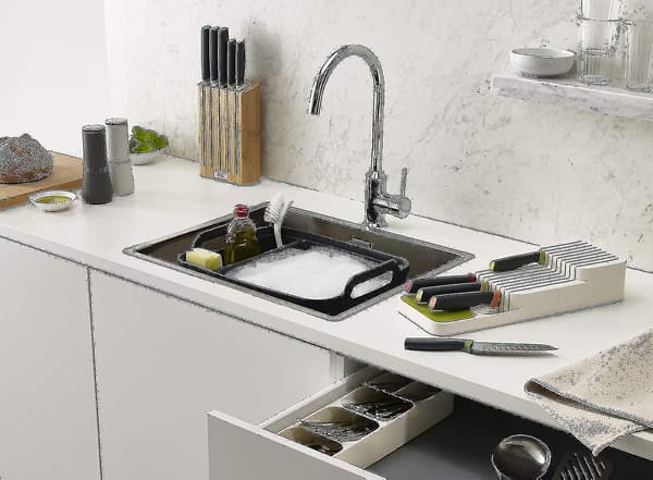 Kompakt bestickarrangör kökslådebricka