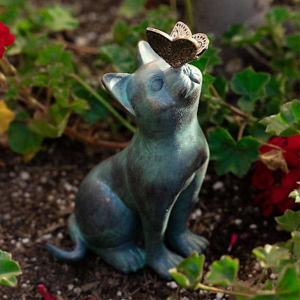 Kat og sommerfugl nysgerrighedshave statue katteharpiks holdbare træer blomster hegn stier dekoration