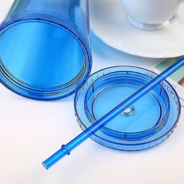 Blå dubbelväggig mugg med och sugrör, plastmuggar