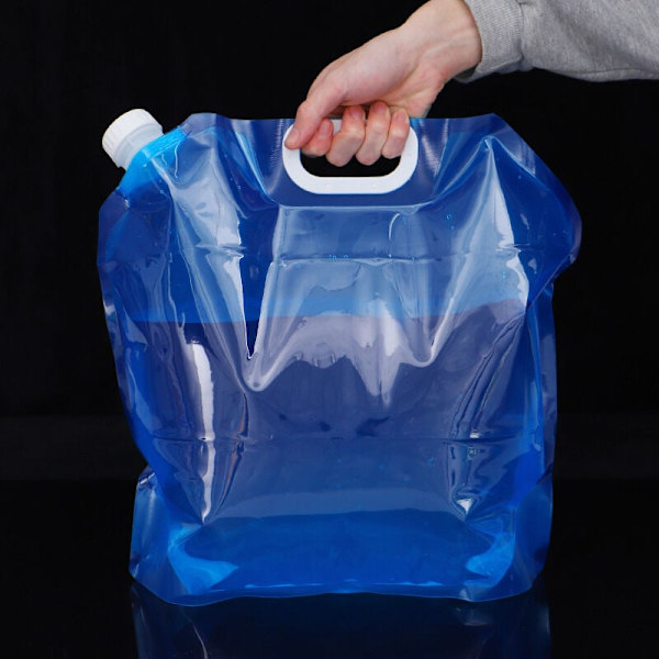 En flaska med dricksvatten. 2-pack hopfällbar och bärbar (5L/10L), lämplig för vandring, camping, picknick, resor, grillning. Blå.