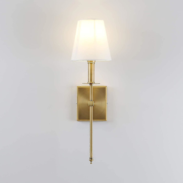 Klassisk Rustikk Industriell Vegglampe med Utvidet Hvit Tekstilskjerm og Antikk Messing Konisk Kolonnefot