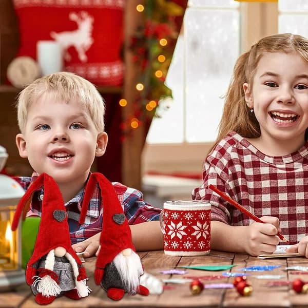 Jultomteplyschdockor i stickad design